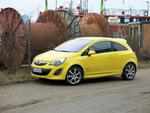 Pyntet. En påskegul Opel Corsa med ekstra kræfter fra en fin turbomotor. 