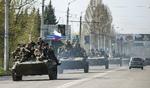 Indtog. Pansrede mandskabsvogne under russisk flag på gaden i Kramatorsk i dag. Også i Slavjansk er mandskabsvogne under kontrol af russiske separatister.. 