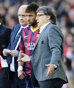 Pres. Stjernespilleren Neymar (i midten) skal måske snart have ny træner. Gerardo Martino (th) er på vippen. 