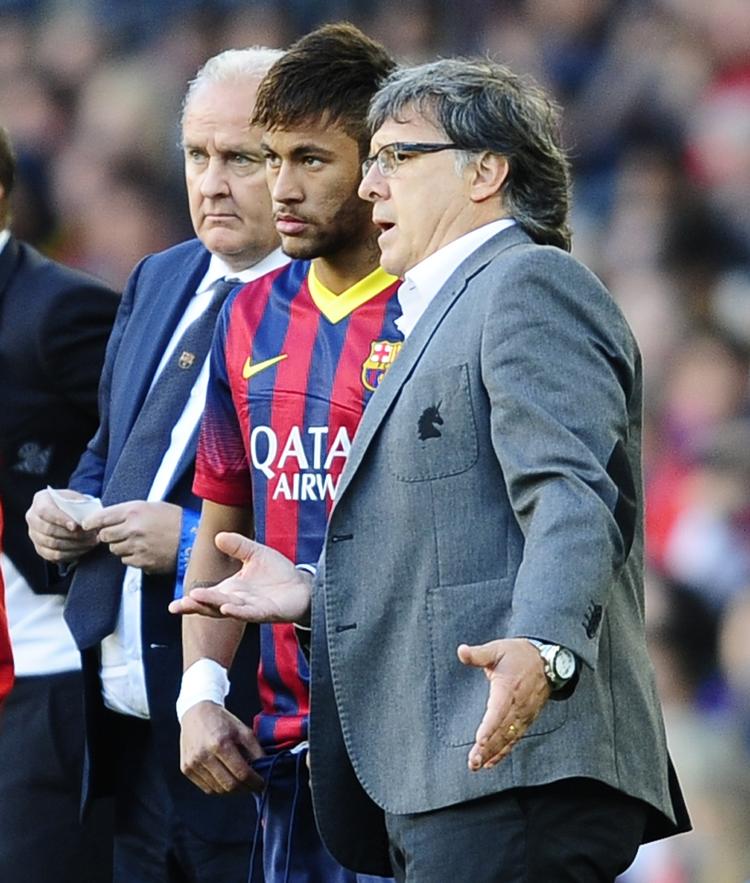 Pres. Stjernespilleren Neymar (i midten) skal måske snart have ny træner. Gerardo Martino (th) er på vippen. 