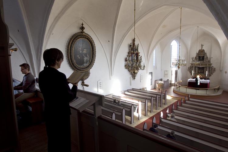 Folkekirken. Kirken har mistet fortidens moralske autoritet over den enkeltes livsførelse. 