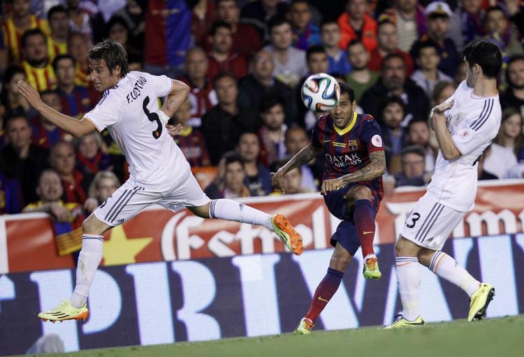 Klemt. Dani Alves (i midten) lavede en brøler i 1. halvleg, hvilket kostede en scoring. 