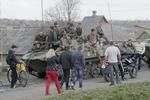 Blokade. »En kolonne blev blokeret af en lokal menneskemængde i Kramatorsk sammen med medlemmer af en russisk terroristgruppe«, hedder det i en udtalelse fra det ukrainske forsvarsministerium. 
