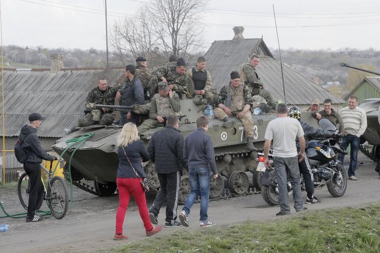 Blokade. »En kolonne blev blokeret af en lokal menneskemængde i Kramatorsk sammen med medlemmer af en russisk terroristgruppe«, hedder det i en udtalelse fra det ukrainske forsvarsministerium. 