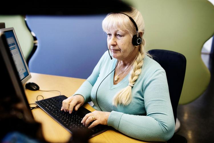 akut. Birgitta Larsson i Malmøs 1177-vagt har 40 års erfaring. »Jeg elsker at møde hele livet i telefonen - fra fødsler til død«. 