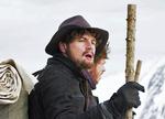 eventyr. To unge mænd, Bill Haskell (Richard Madden) og Byron Epstein (Augustus Prew), giver fanden i studierne og drager i stedet på guldjagt. Foto: SBS 