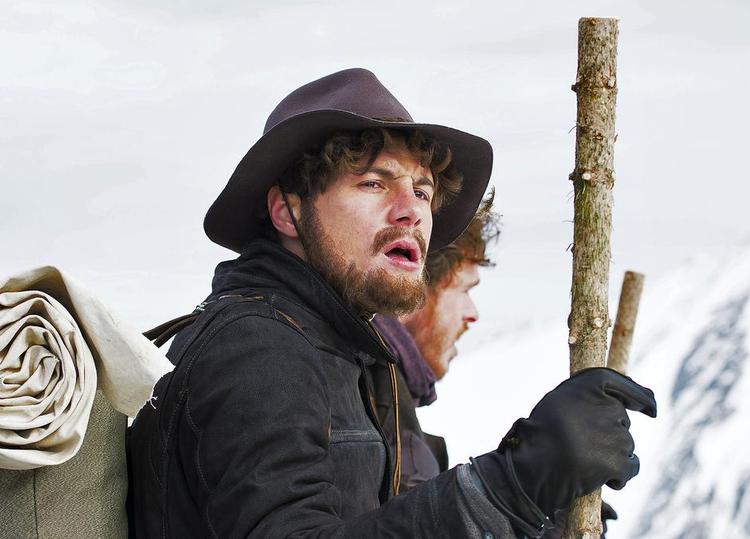eventyr. To unge mænd, Bill Haskell (Richard Madden) og Byron Epstein (Augustus Prew), giver fanden i studierne og drager i stedet på guldjagt. Foto: SBS 