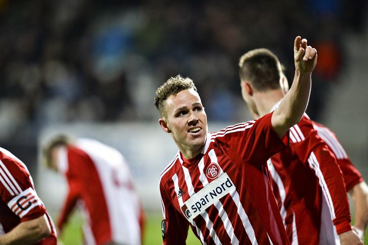 Favoritter: Aabs Anders K. Jacobsen fejrer mål mod Viborg. 