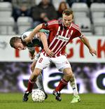 Kaptajnen. Rasmus Würtz i nærkamp med en Viborg-spiller, der er på vej til at bide i græsset. 