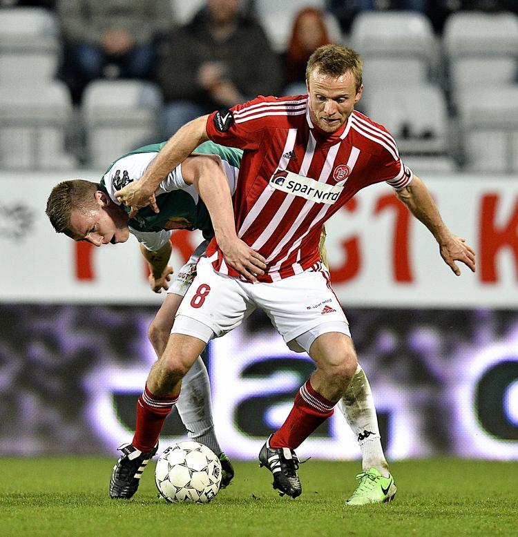 Kaptajnen. Rasmus Würtz i nærkamp med en Viborg-spiller, der er på vej til at bide i græsset. 