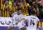 Klasse. Gareth Bale viste sin enorme hurtighed, da han scorede sejrsmålet, der ikke bekom Barcelona-tilhængerne vel. Læg mærke til de gul og rødstribede tilhængeres fingre. 