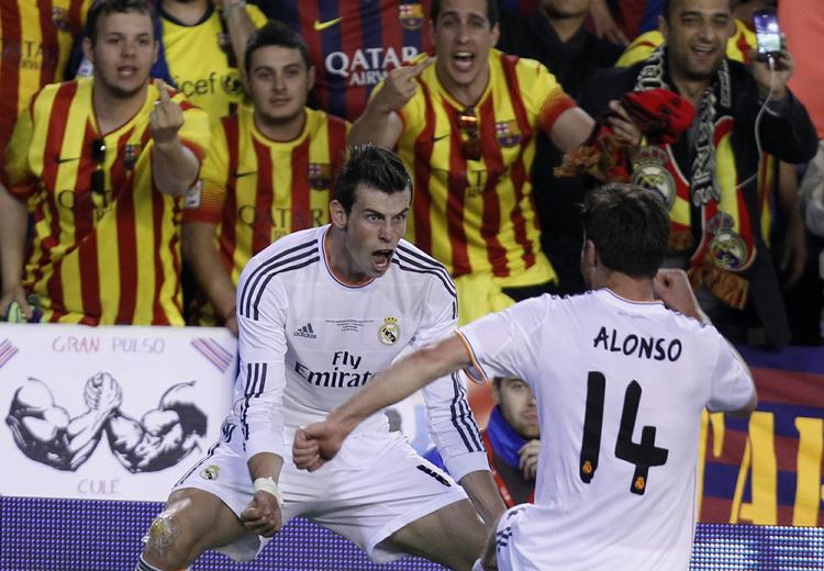 Klasse. Gareth Bale viste sin enorme hurtighed, da han scorede sejrsmålet, der ikke bekom Barcelona-tilhængerne vel. Læg mærke til de gul og rødstribede tilhængeres fingre. 