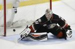 Sejr. Frederik Andersen måtte hente pucken ud af nettet tre gange i de to sidste perioder, men vandt alligevel. 