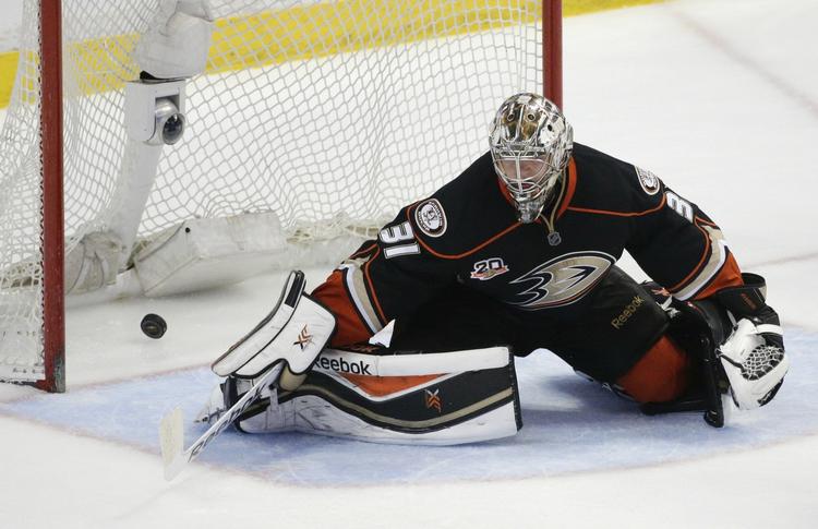 Sejr. Frederik Andersen måtte hente pucken ud af nettet tre gange i de to sidste perioder, men vandt alligevel. 