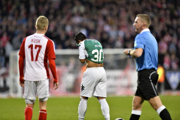 Marchordre. Wilton Figueiredo (i midten) mener, at dommeren overreagerede ved at give ham rødt kort. 