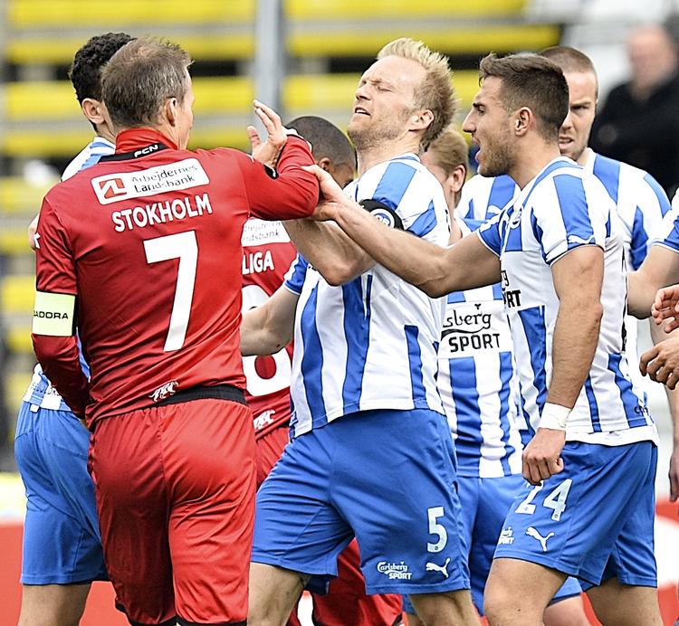 Kaptajnduel. Nicolai Stokholm (tv) og Anders Møller Christensen fik begge gult for lidt grovheder og grimt sprog i 1. halvlegs sidste minut. 