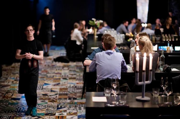 Gennemdesignet. Tegnestuen Big har været inde over det farverige interiør på Llama, der er restaurantimperiet Cofocos niende restaurant med plads til 180 gæster. 