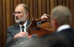 Pinebænken. I dag blev det forsvarets vidne geolog Roger Dixons tur til at blive ristet af den bidske anklager Gerrie Nel i retssagen mod Pistorius, som efterfølgende blev udsat til 5. maj.. 