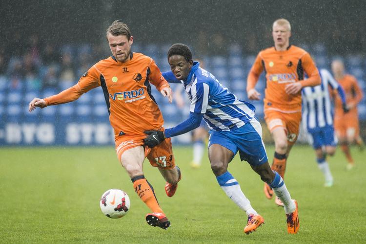Duel. Randers' Mads Fenger i kamp med Esbjergs Mushaga Bakenga. 