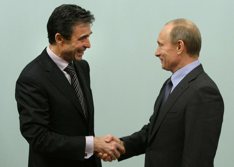 Samtale. Daværende statsminister Anders Fogh Rasmussen havde en mikrofon på under en privat samtale med Ruslands præsident, Vladimir Putin.. 
