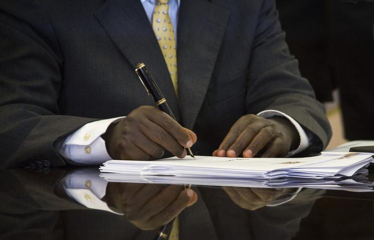 Anti-homolov. Ugandas nye forsøg på at eliminere homoseksualitet i landet i form af anti-homoloven er nu blevet en realitet, efter at to mænd er blevet slæbt i retten for homoseksualitet. Straffen er i værste fald fængsel på livstid. 