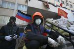 Barrikade. Maskerede prorussiske aktivister foran en barrikade i Mariupol. 