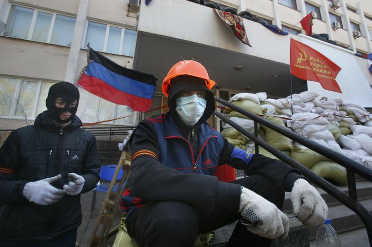 Barrikade. Maskerede prorussiske aktivister foran en barrikade i Mariupol. 