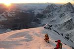 Internationalt. Dette foto fra Mount Everest blev taget i forbindelse med 60-året for, at Edmund Hillary og Tenzing Norgay som de første besteg bjerget. Billedet har derfor ikke noget med dagens ulykke at gøre. 