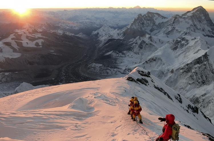 Internationalt. Dette foto fra Mount Everest blev taget i forbindelse med 60-året for, at Edmund Hillary og Tenzing Norgay som de første besteg bjerget. Billedet har derfor ikke noget med dagens ulykke at gøre. 