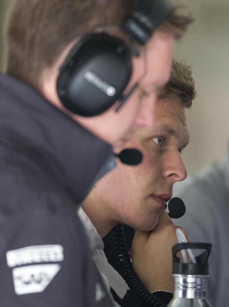 Evaluering. Kevin Magnussen skal bag rattet igen lørdag morgen kl. 05.00 til sidste træning inden kvalifikationen. 