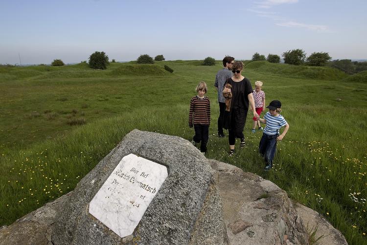 Årsdag. Børnefamilie bertagter mindesten for Slaget ved Dybbøl i 186, der ifølge historieker satte sig dybe spor i den danske folkesjæl. 