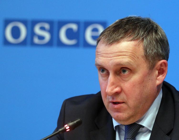 Internationalt. Den fungerende ukrainske udenrigsminister, Andrij Desjtjysia, siger ifølge Reuters, at regeringen er klar til yderligere aktioner, hvis ikke pr-orussiske aktivister forlader besatte bygninger. 