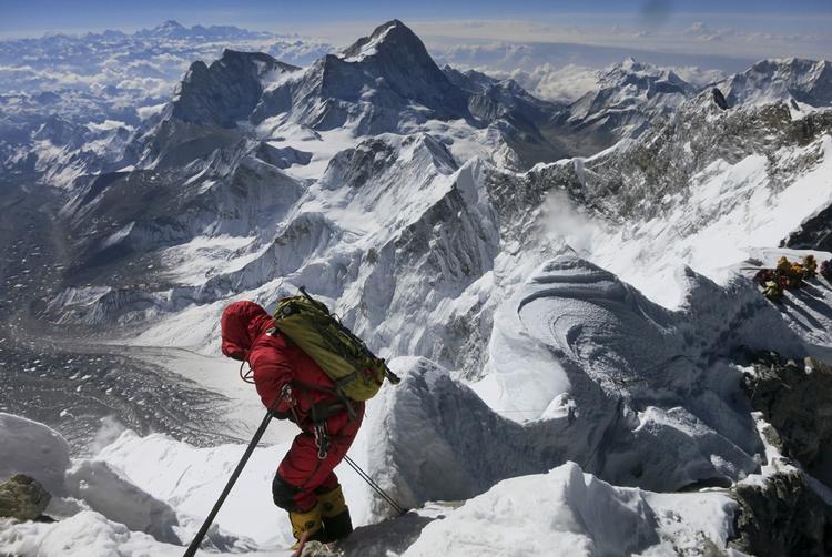 Internationalt. Dette foto fra Mount Everest blev taget i forbindelse med 60-året for, at Edmund Hillary og Tenzing Norgay som de første besteg bjerget. Billedet har derfor ikke noget med dagens ulykke at gøre. 