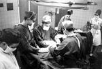Transplantation. Den første donornyre blev for 50 år siden anbragt i en ung kvindes bughule. Bag operationen stod karkirurg Ole Fjeldborg 