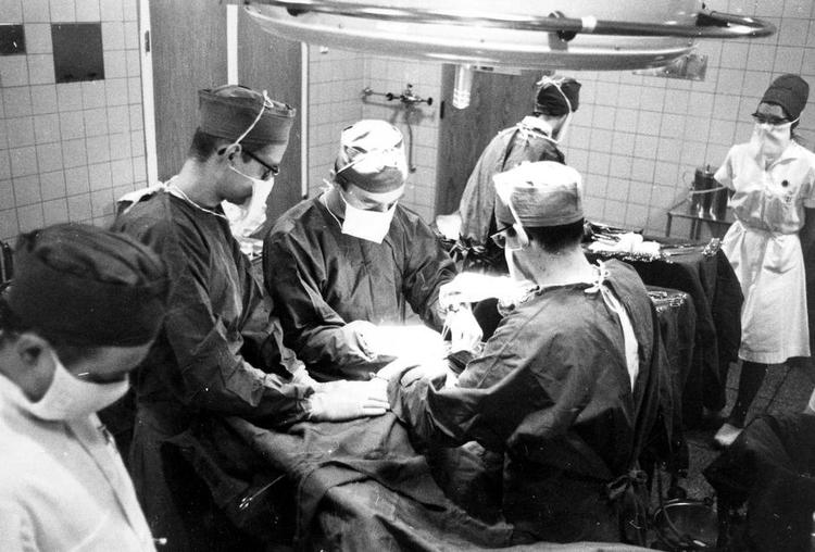 Transplantation. Den første donornyre blev for 50 år siden anbragt i en ung kvindes bughule. Bag operationen stod karkirurg Ole Fjeldborg 
