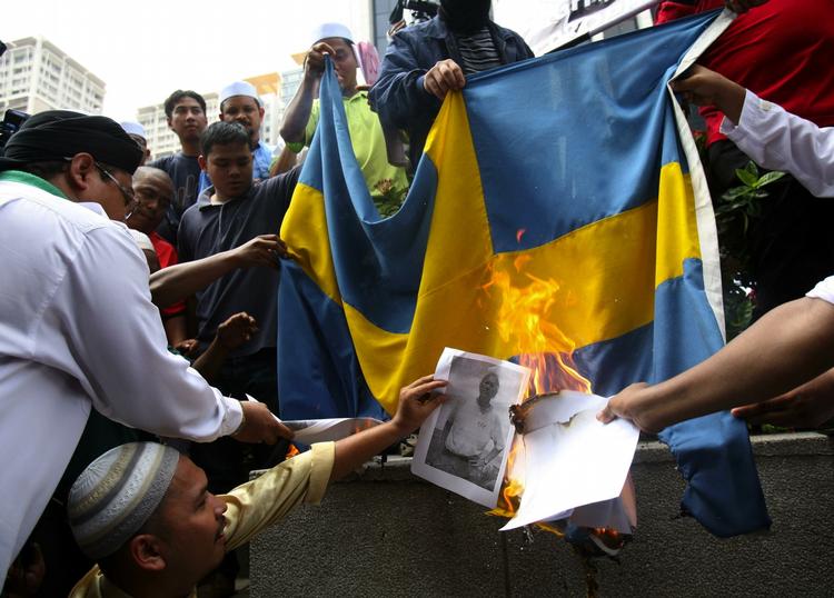 URO. Muslimer demonstrerer i Malaysia mod den svenske kunstners tegning af Muhammed. 