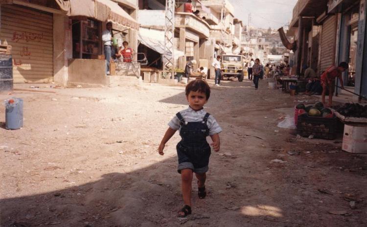 barndom. Der er ikke meget at grine ad i flygtningelejren, men Mahdi Fleifel får alligevel beskrevet livet i lejren med galgenhumor i sin selvbiografiske film 'A World Not Ours'. 