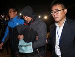 Skibsforlis. »Jeg beklager over for befolkningen i Sydkorea, at jeg har forårsaget uro. Jeg bøjer hovedet og undskylder over for ofrenes familier«, siger kaptajn Lee Joon-Seok (i midten), der er anholdt efter skibsforliset ved Sydkoreas kyst i onsdags. 