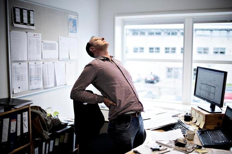 Øvelser. Gangtræning med kyrkker hjalp Morten Seierøe Pedersen på benene igen efter den langvarige, smertefulde diskusprolaps i vinter. Nu udfører Morten Seierøe rygøvelser dagligt for at holde ryggen i gang. 