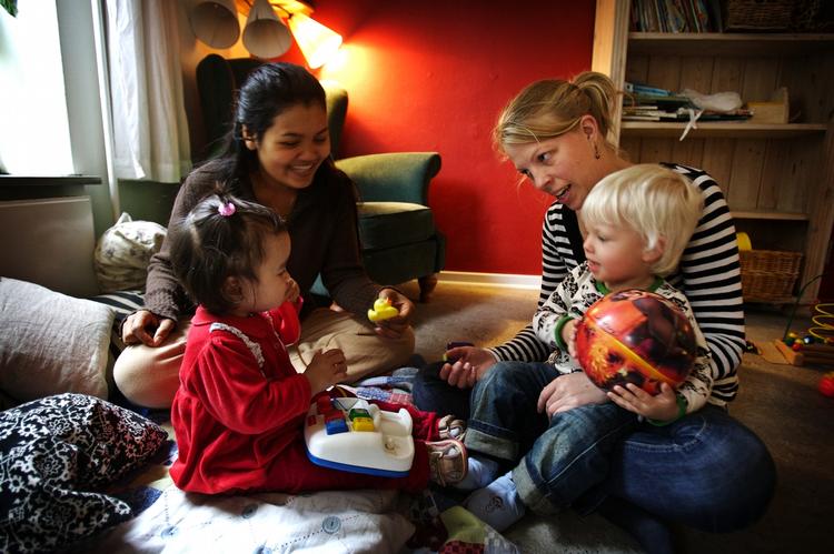 Eftermiddagsbrandslukning. »Barnet har behov for, at der er voksne, der viser omsorg og interesse for, hvad det laver«, siger professor Stig Broström. 