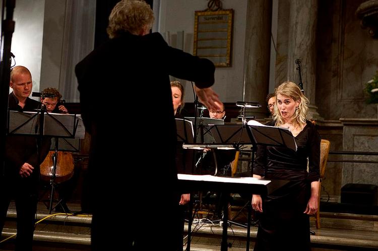 Detajler. Uden egentlig musikalsk udvikling satte sangerne i Christians Kirke fokus på lydenes allermindste detaljer. 