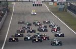 suveræn. Mercedes-kører Lewis Hamilton fører feltet an ved starten af det kinesiske grand prix i Shanghai. Og der blev briten løbet ud. 