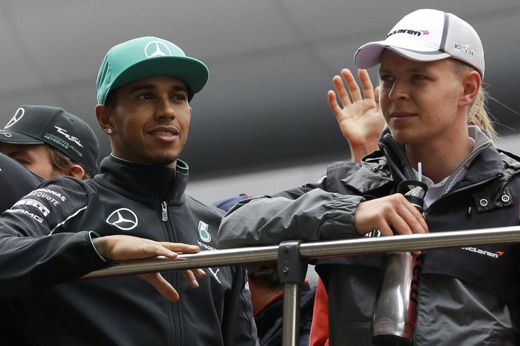 skuffende. Kevin Magnussen (th) sammen med dagens suveræne vinder i Kina, Lewis Hamilton. 