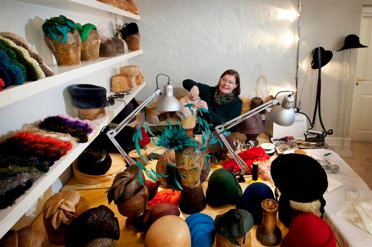 Personlighed. Modist Susanne Juul, der har værksted og butik i centrum af København, oplever, at der igen er interesse for den håndlavede hat. At investere i sådan en i filt, pels, uld eller strå koster op til 4.000 kroner. 