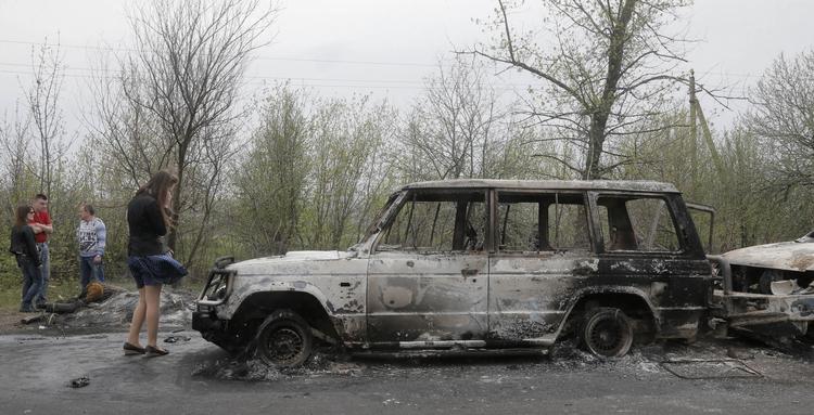 Uro. Russiske medier har berettet om skyderiet ved en kontrolpost i nærheden af byen Slavjansk, der kontrolleres af prorussiske separatister. 