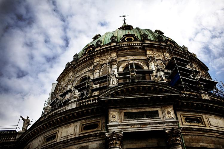 Skummel. Det kan godt være lidt svært at fornemme varmen i fællesskabet, når man skutter sig i en kirke så stor og skummel som Marmorkirken. Men med Bach til at ledsage både indgang og udgang hjælper det. 