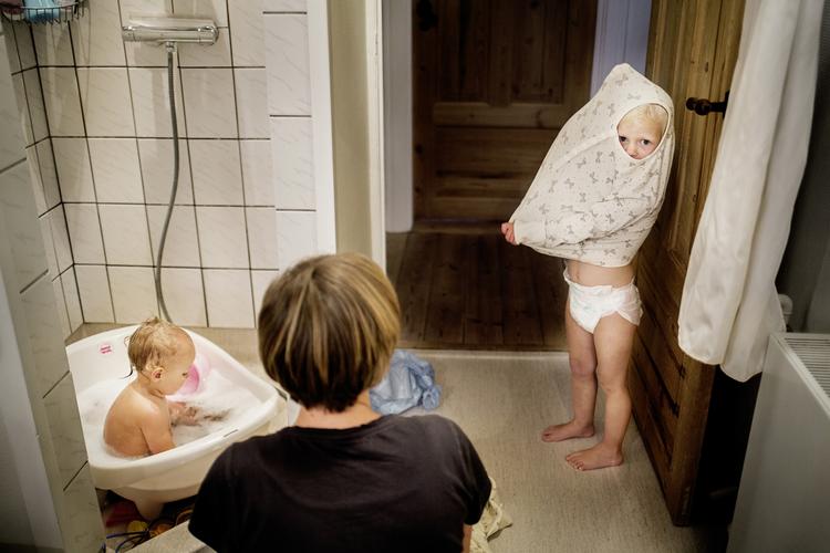 STRESS. Danske familier oplever, at det er svært at få arbejdsliv og familieliv til at hænge sammen. Derfor bør politikerne sætte familiepolitike på dagsordenen, lyder det flere steder fra. 