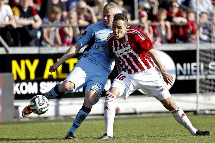 Duel. Anders K. Jacobsen (18) (AaB) i kamp med Jacob Dehn Andersen, Randers FC. 