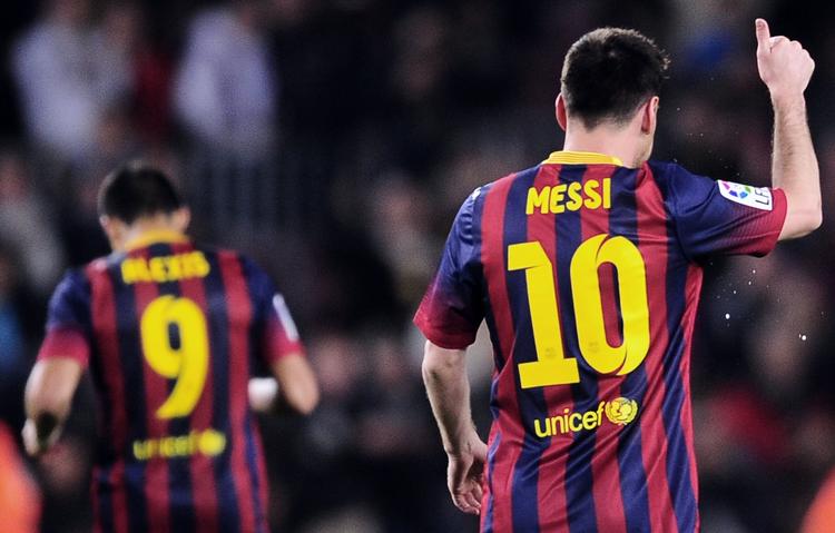 Mål. Lionel Messi markerer sin scoring. 