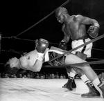 HÅRDTSLÅENDE. Rubin Carter i en kamp i Madison Square Garden i 1962 inden han blev uskyldigt dømt for tredobbelt mord. 